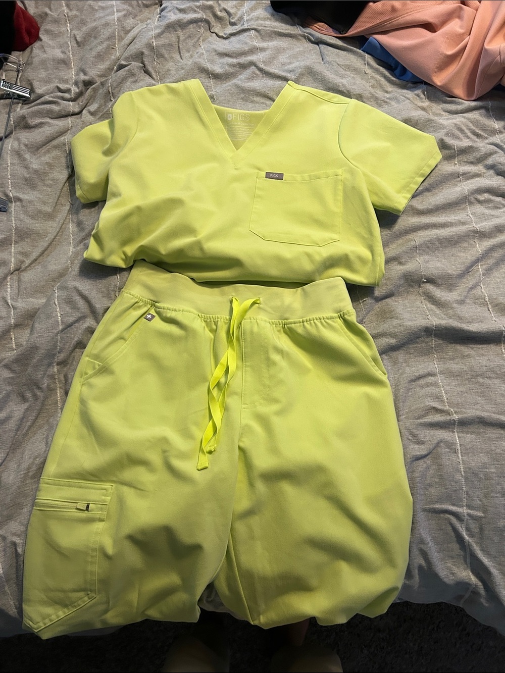Figs Neon Yellow Women’s Scrub Top & Jogger Pants Set